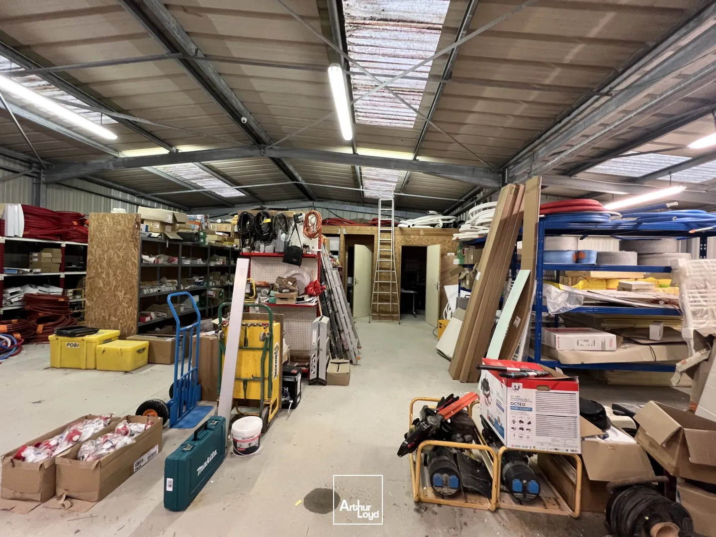 À Louer : Local d'Activité Moderne et Fonctionnel à Baud