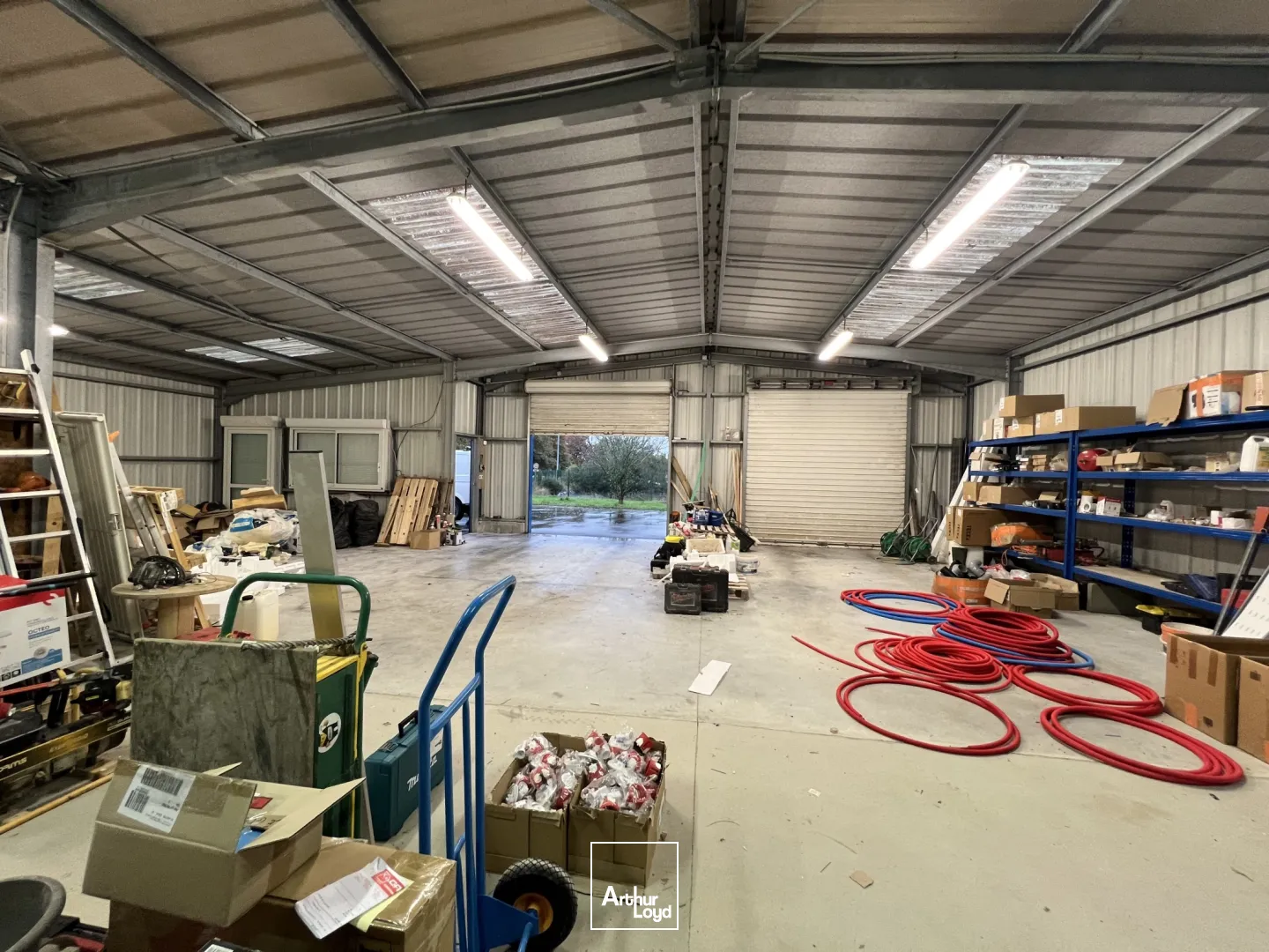 À Louer : Local d'Activité Moderne et Fonctionnel à Baud