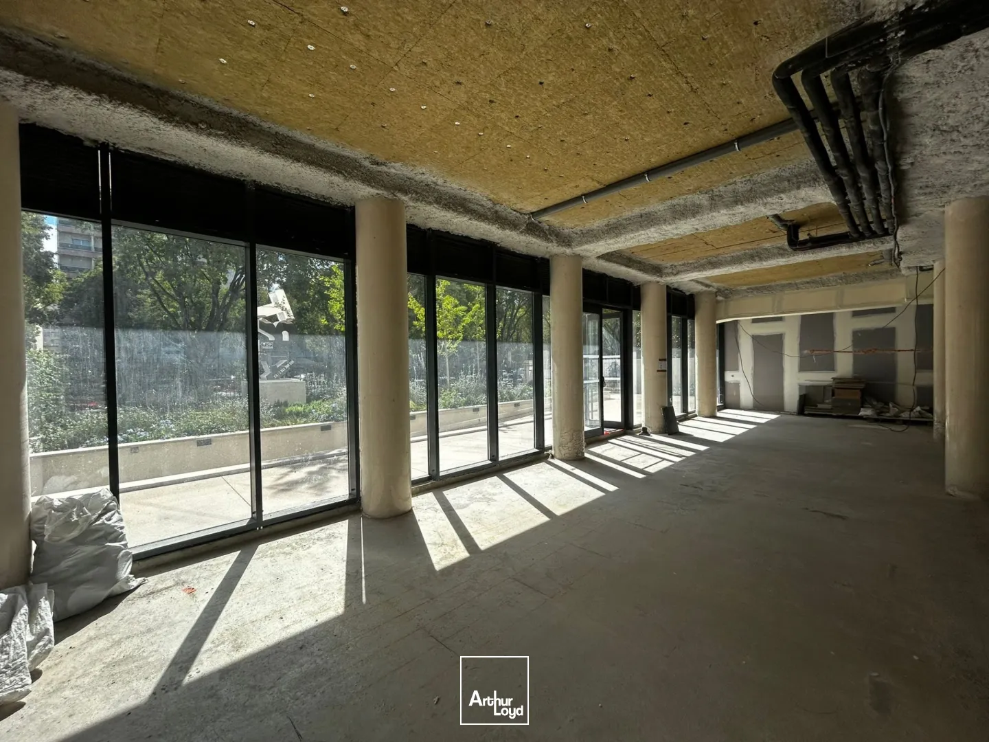 Local commercial neuf à louer - Rond-Point du Prado - 13008 Marseille