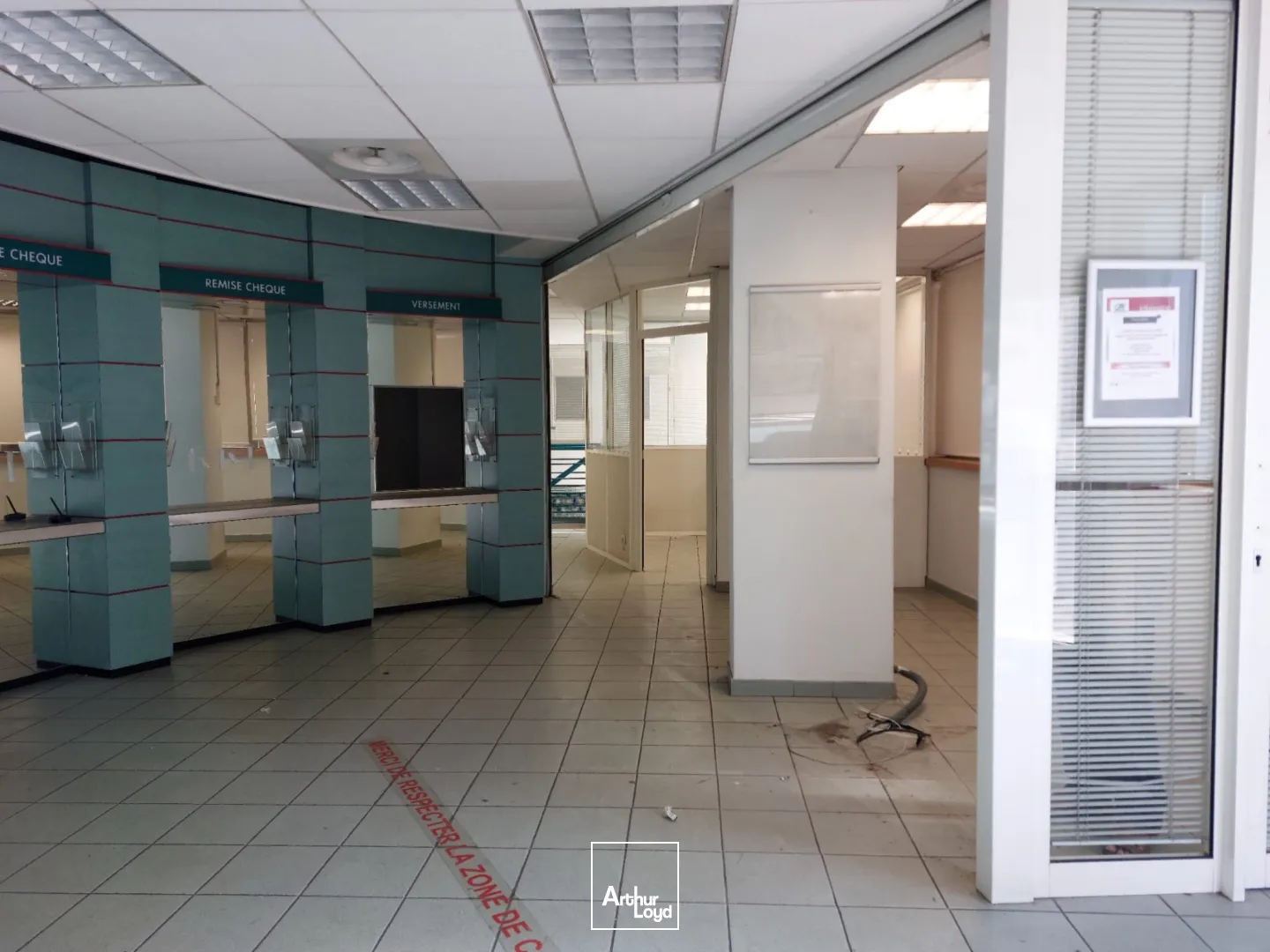 Local commercial à vendre ou à louer sur artère passante et en angle rue avec grand linéaire de vitrine - Centre-Ville - AUBAGNE