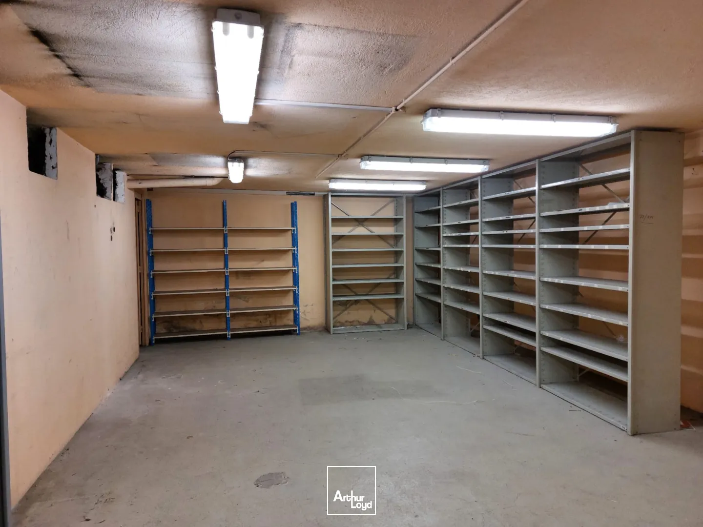 Local commercial à vendre ou à louer sur artère passante et en angle rue avec grand linéaire de vitrine - Centre-Ville - AUBAGNE