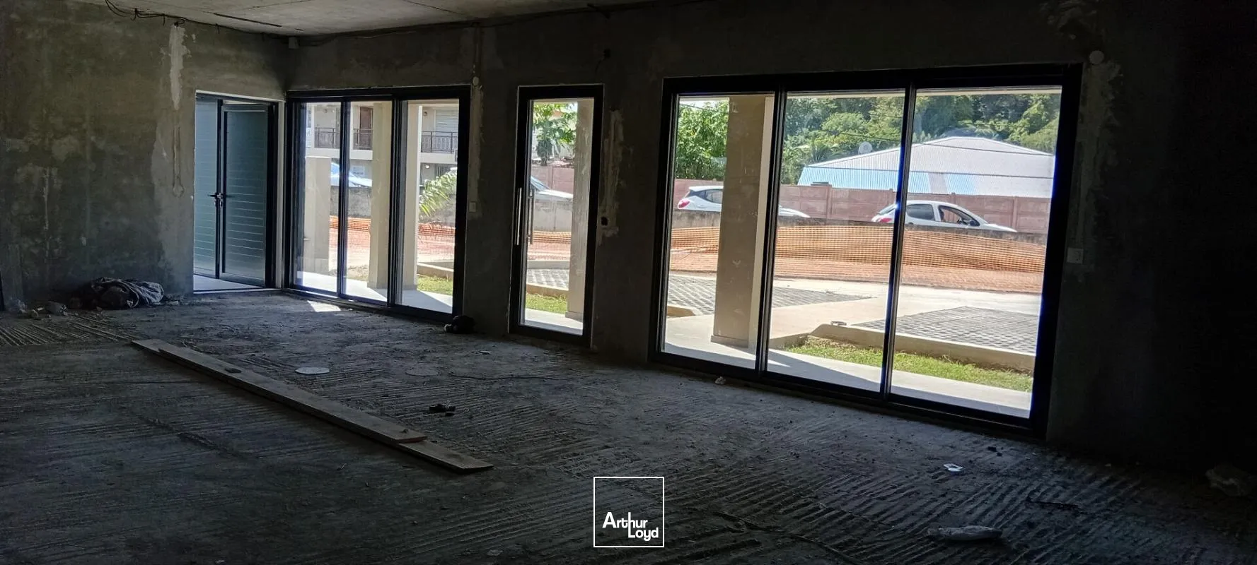 A LOUER , Trois Locaux commerciaux 74, 119 ou 130 m2 à l'entrée du ROBERT