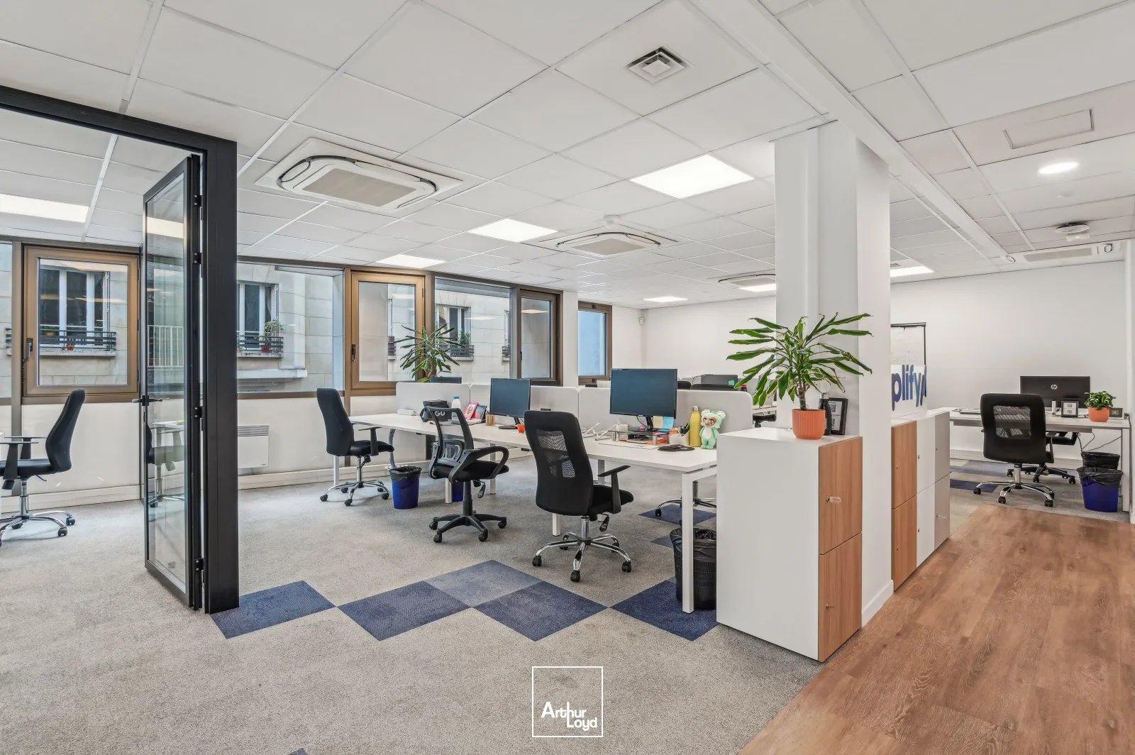 Bureaux rationnels, calmes proches d'un quartier commerçant et animé de Paris (rue de Passy)