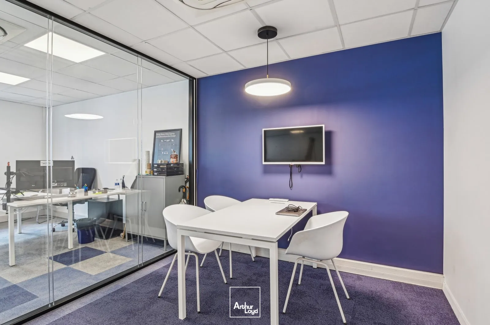 Bureaux rationnels, calmes proches d'un quartier commerçant et animé de Paris (rue de Passy)