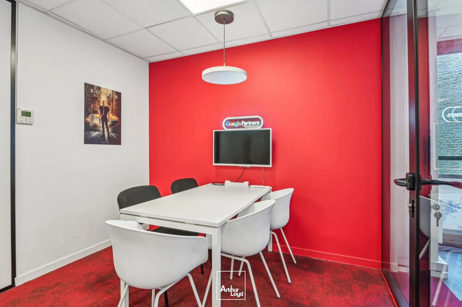 Bureaux rationnels, calmes proches d'un quartier commerçant et animé de Paris (rue de Passy)