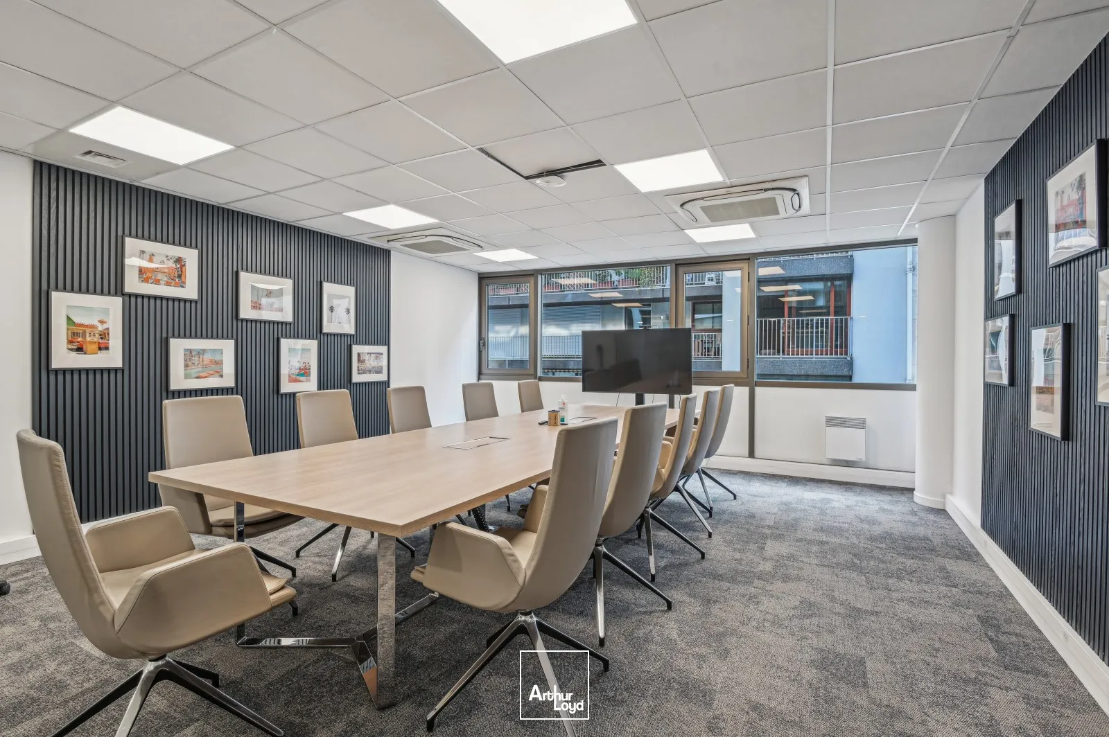 Bureaux rationnels, calmes proches d'un quartier commerçant et animé de Paris (rue de Passy)