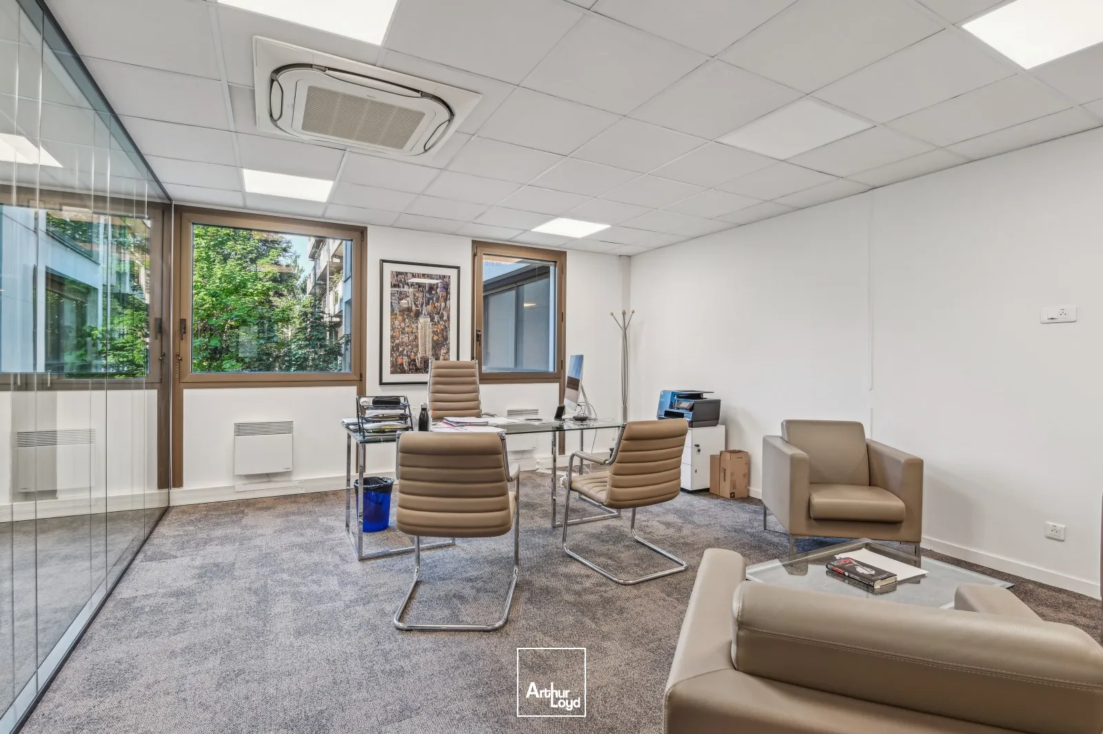 Bureaux rationnels, calmes proches d'un quartier commerçant et animé de Paris (rue de Passy)