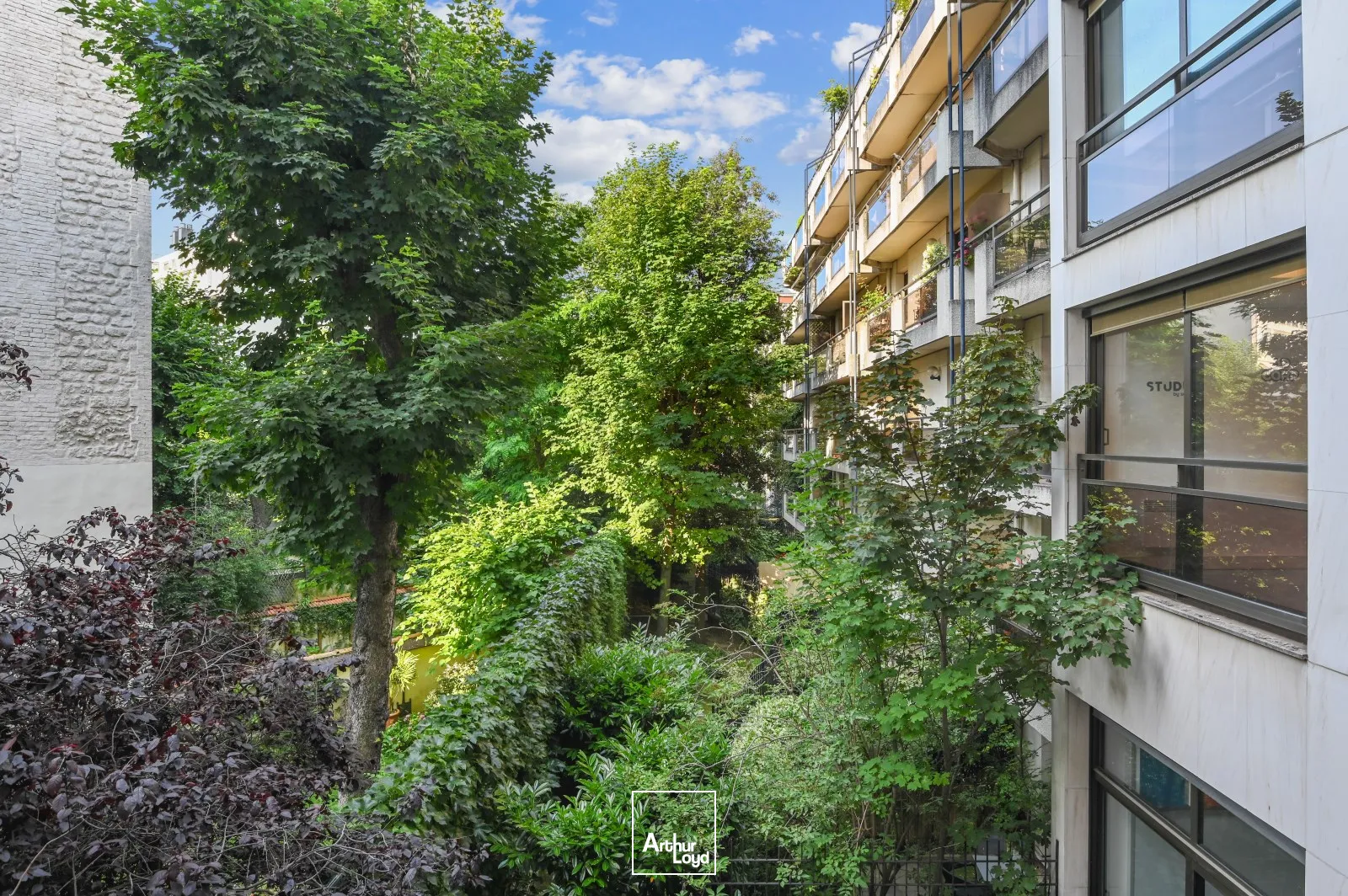 Bureaux rationnels, calmes proches d'un quartier commerçant et animé de Paris (rue de Passy)