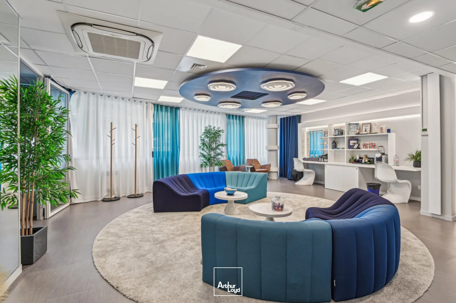 Bureaux rationnels, calmes proches d'un quartier commerçant et animé de Paris (rue de Passy)