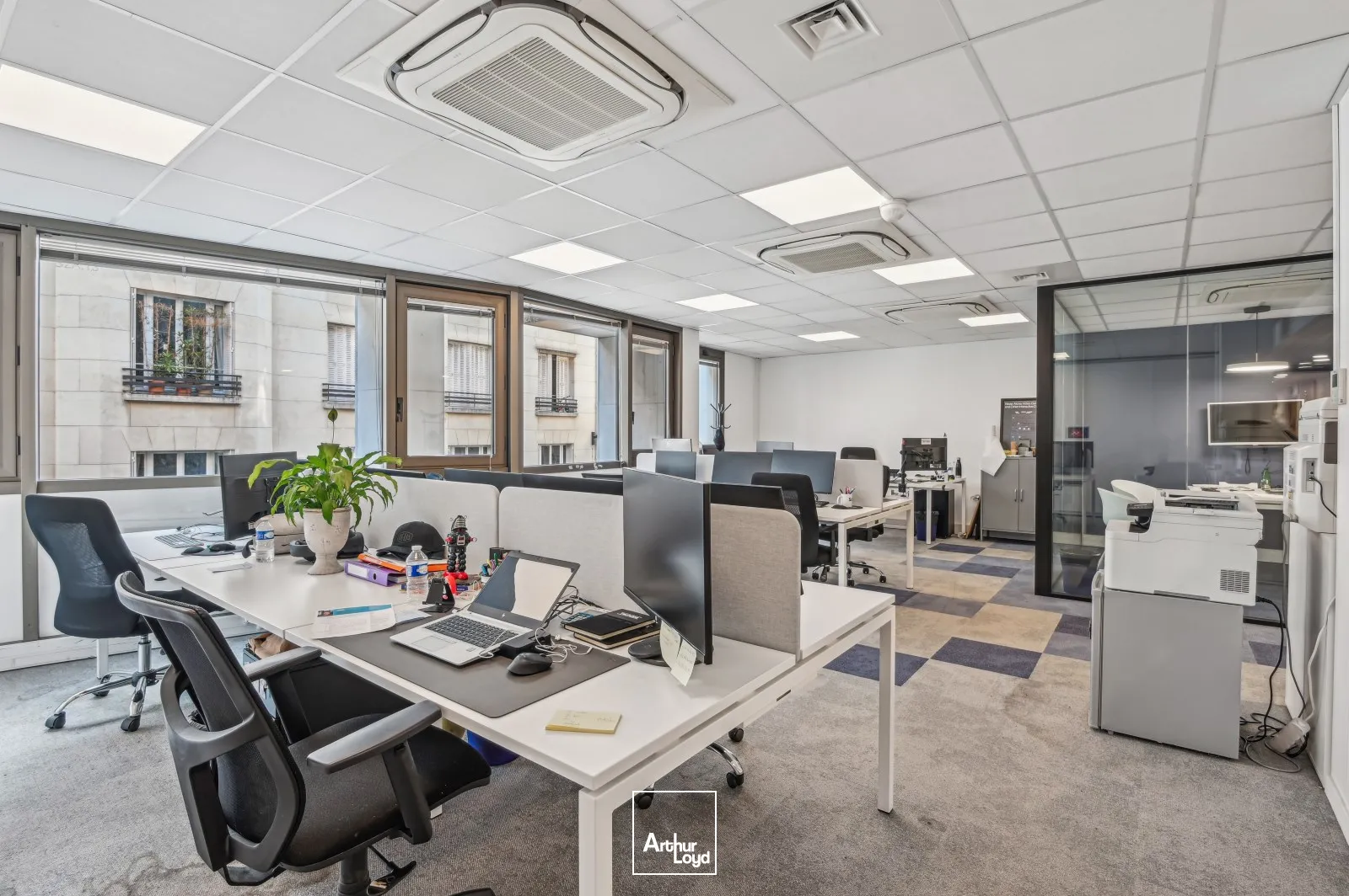 Bureaux rationnels, calmes proches d'un quartier commerçant et animé de Paris (rue de Passy)