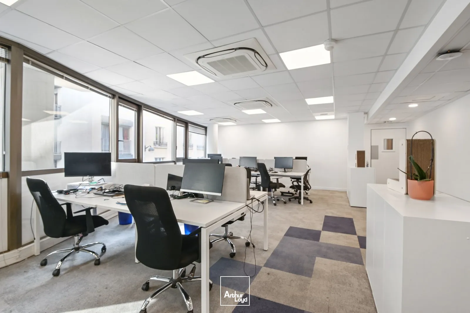 Bureaux rationnels, calmes proches d'un quartier commerçant et animé de Paris (rue de Passy)