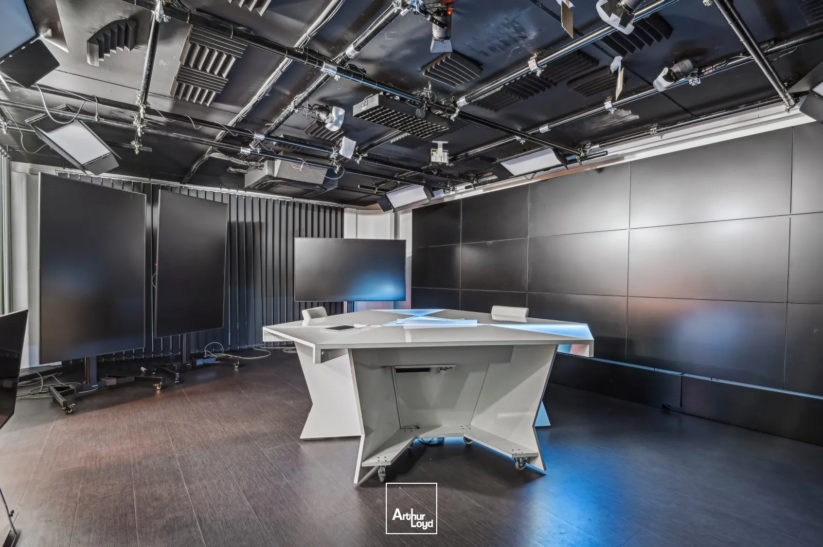 Bureaux rationnels, calmes proches d'un quartier commerçant et animé de Paris (rue de Passy)