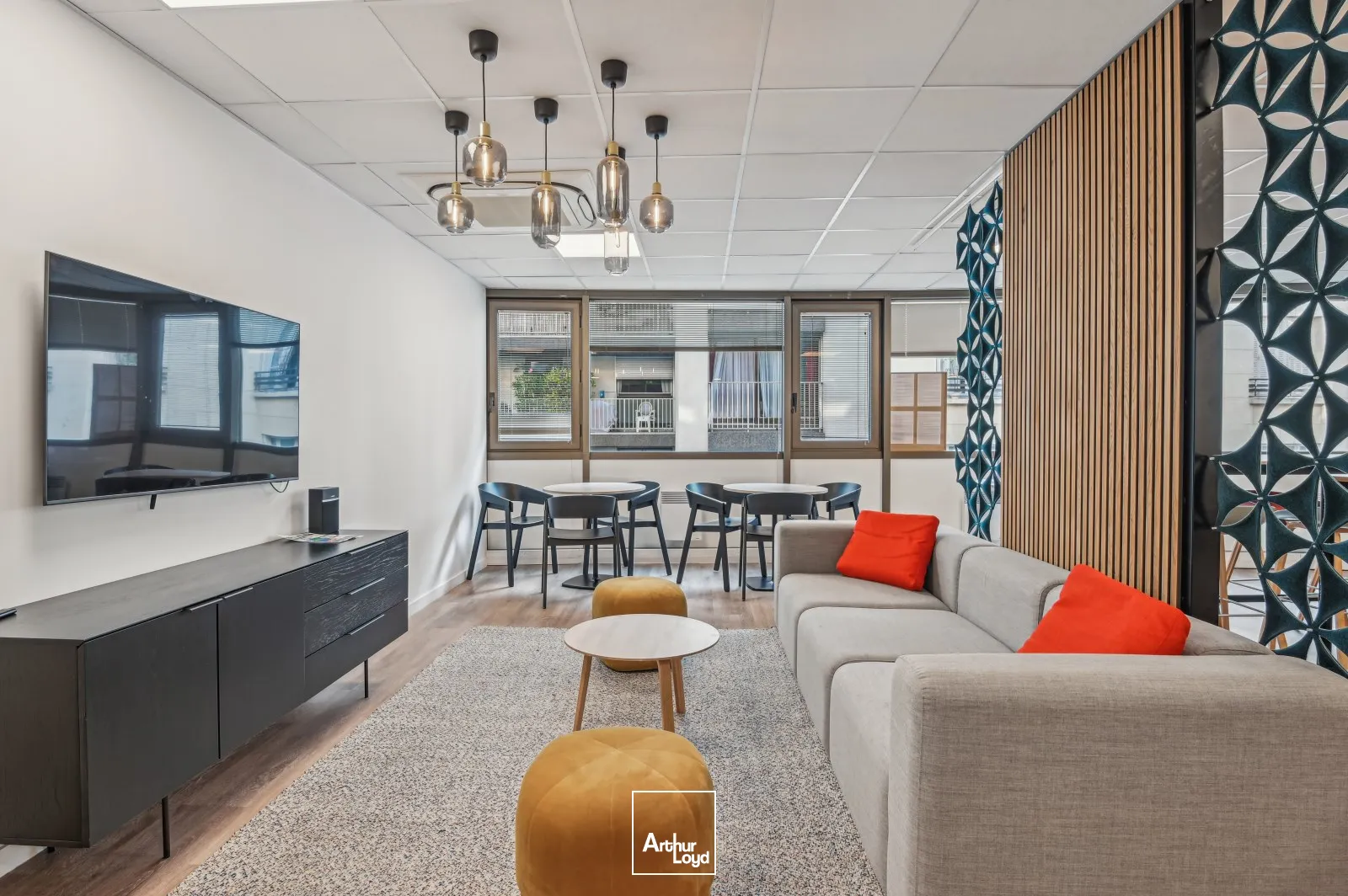 Bureaux rationnels, calmes proches d'un quartier commerçant et animé de Paris (rue de Passy)