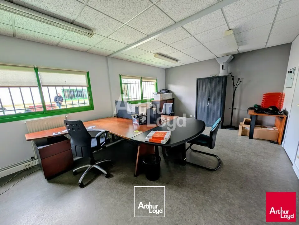 LA CHAPELLE DES FOUGERETZ - LOCAL D'ACTIVITE A LOUER AVEC GRANDE SURFACE DE BUREAUX - 900 M²