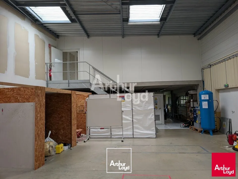 LA CHAPELLE DES FOUGERETZ - LOCAL D'ACTIVITE A LOUER AVEC GRANDE SURFACE DE BUREAUX - 900 M²