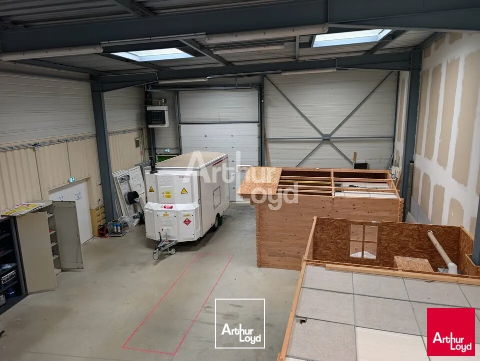 LA CHAPELLE DES FOUGERETZ - LOCAL D'ACTIVITE A VENDRE AVEC GRANDE SURFACE DE BUREAUX - 900 M²