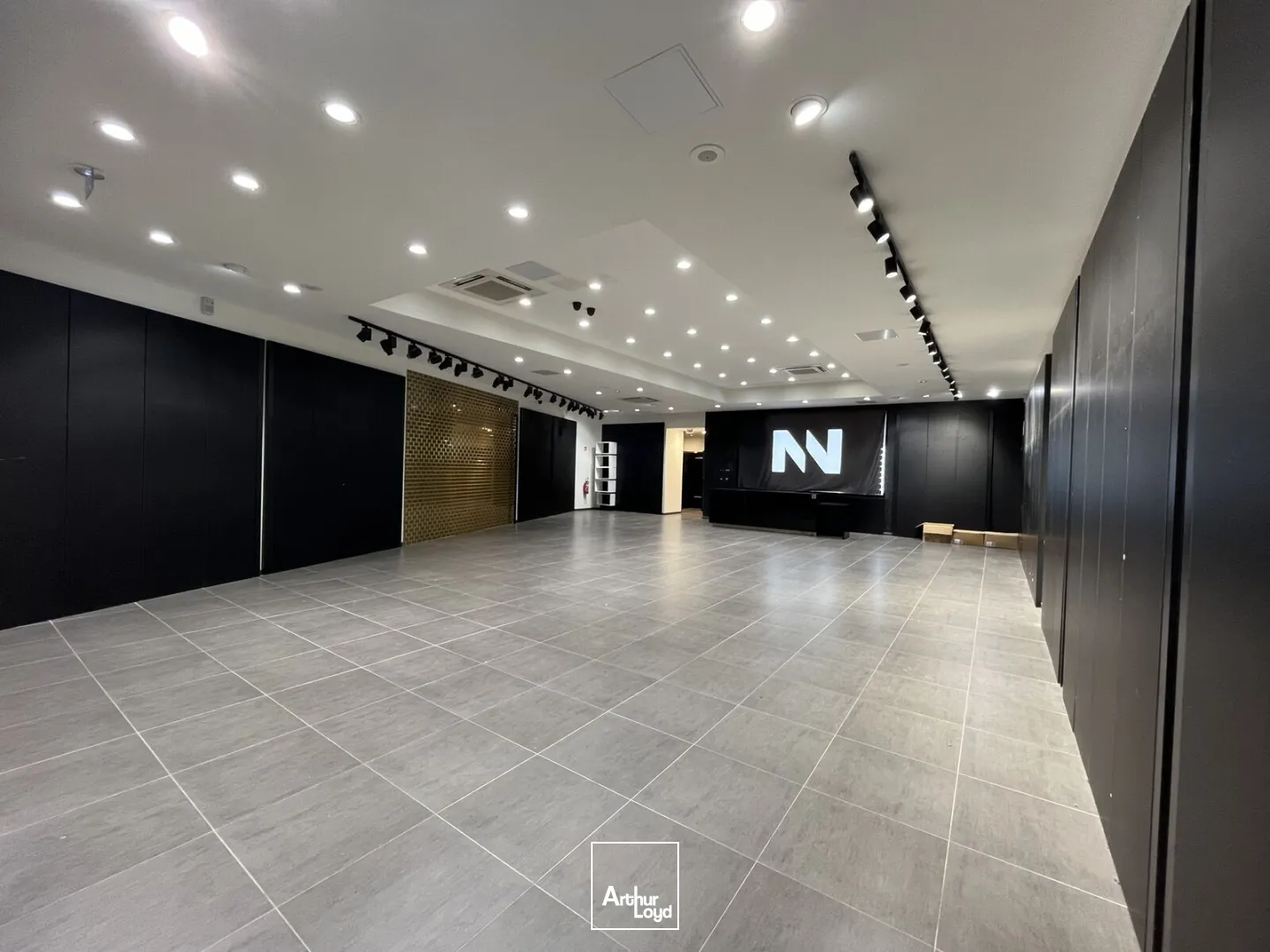 CELLULE COMMERCIALE 195M2 - CENTRE COMMERCIAL LES CERISIERS