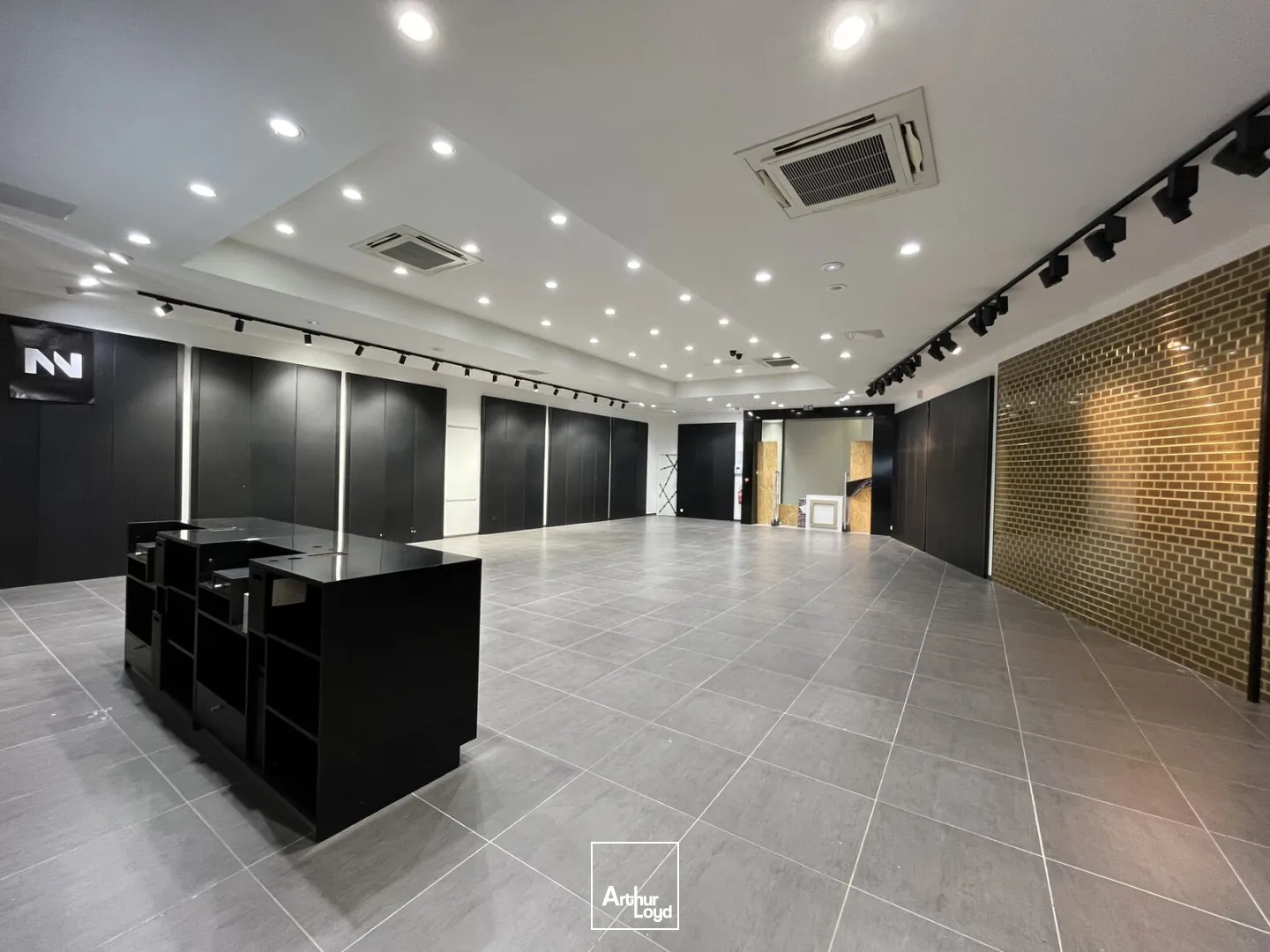 CELLULE COMMERCIALE 195M2 - CENTRE COMMERCIAL LES CERISIERS