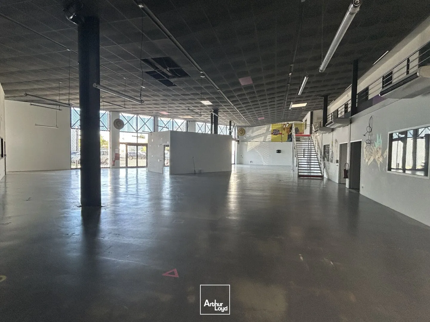 À louer à Mérignac un local commercial d'environ 1273 m²