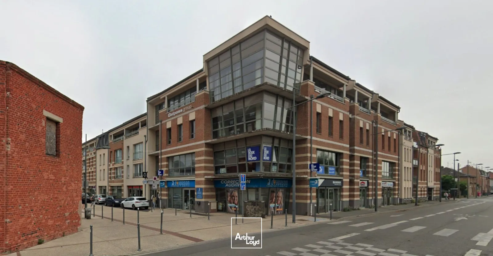 GARE d'ARMENTIERES - Surface commercial / bureaux en RDC de 123 m2 avec un bel effet d'enseigne et une belle vitrine. 