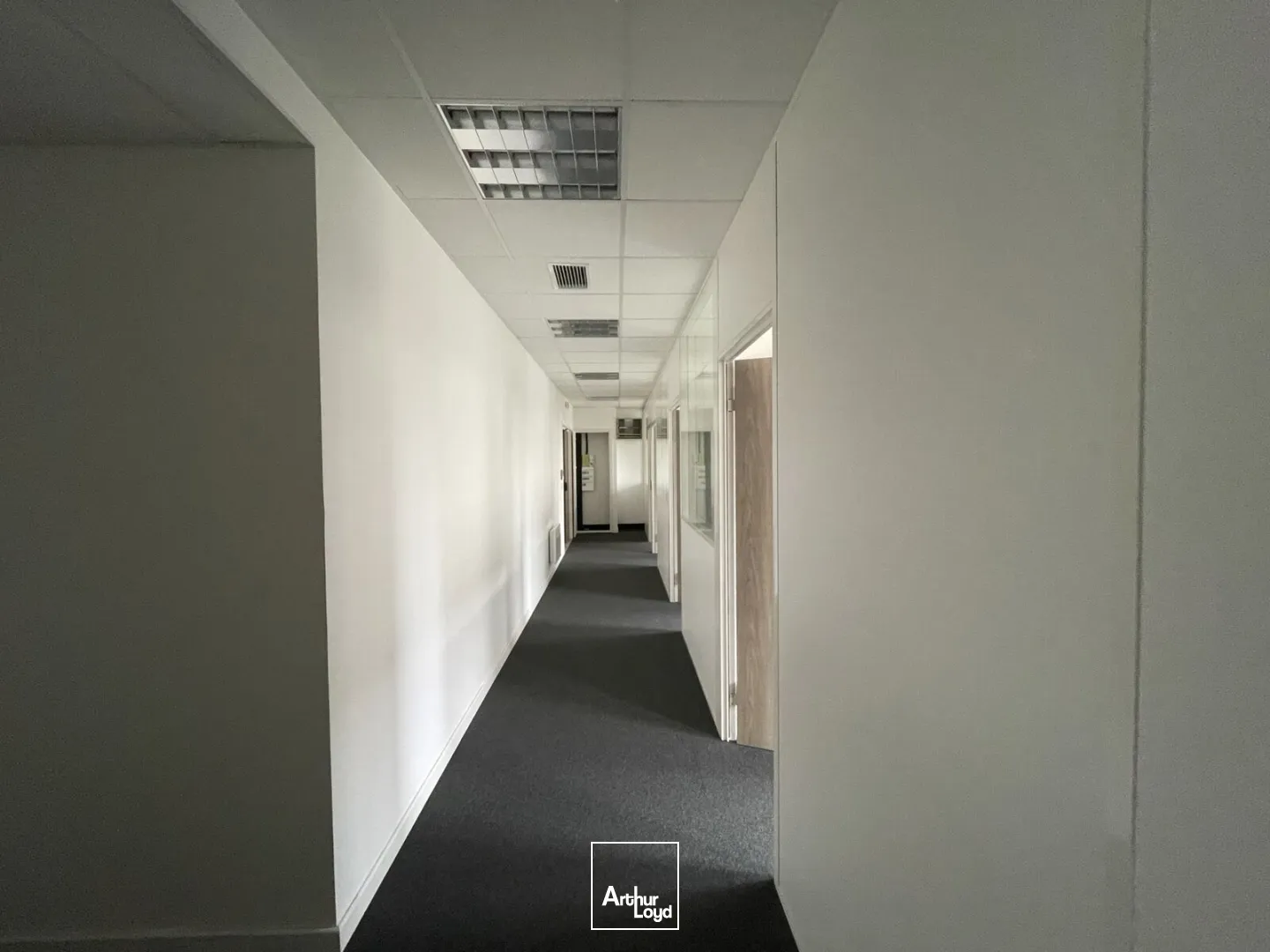 GARE d'ARMENTIERES - Surface commercial / bureaux en RDC de 123 m2 avec un bel effet d'enseigne et une belle vitrine. 