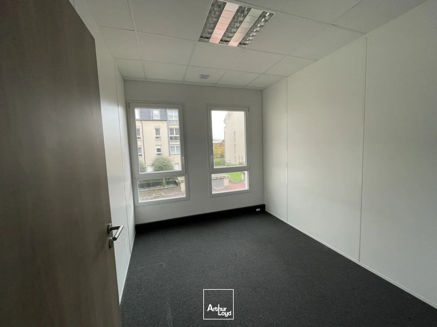 GARE d'ARMENTIERES - Surface commercial / bureaux en RDC de 123 m2 avec un bel effet d'enseigne et une belle vitrine. 