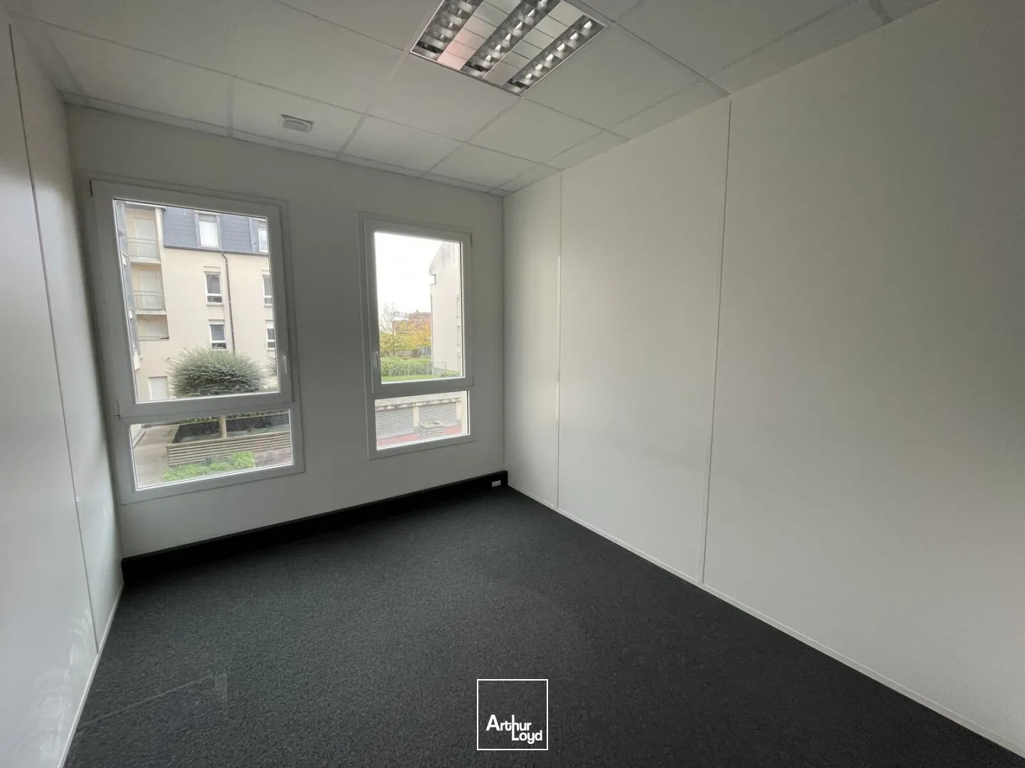 GARE d'ARMENTIERES - Surface commercial / bureaux en RDC de 123 m2 avec un bel effet d'enseigne et une belle vitrine. 