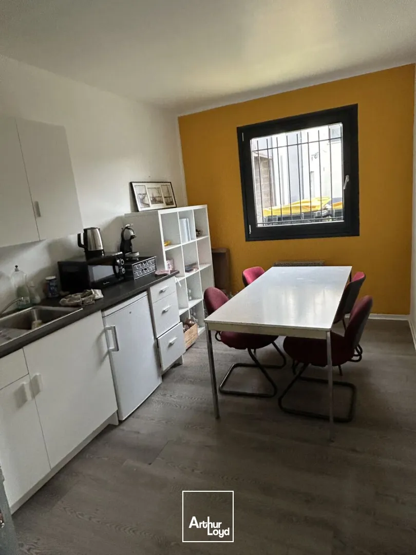 Entrepôt avec bureaux à louer - Proximité immédiate de la Pilaterie.