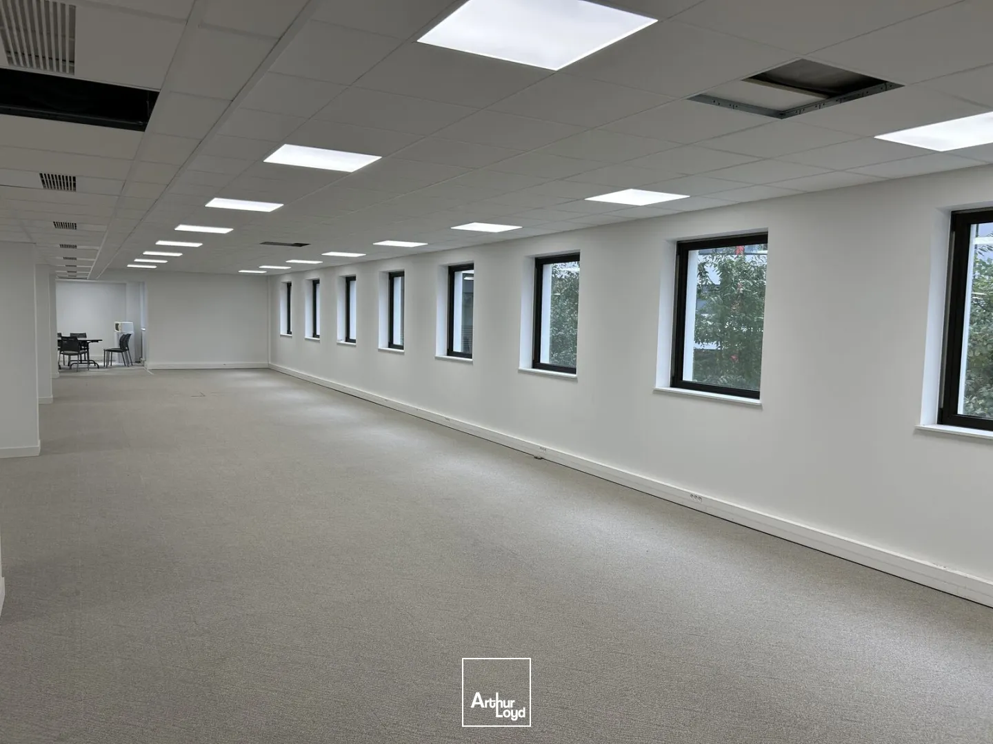 Bureaux rénovés à Nanterre - ERP - Nombreux services