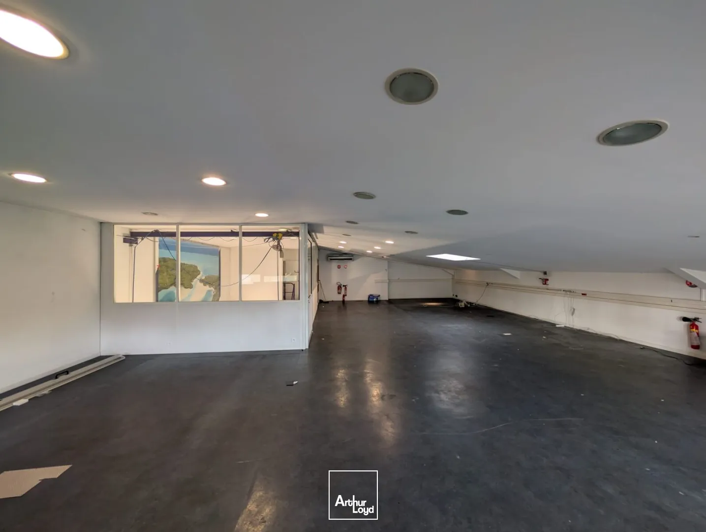 CELLULE D'ACTIVITÉ AVEC BUREAUX À VENDRE