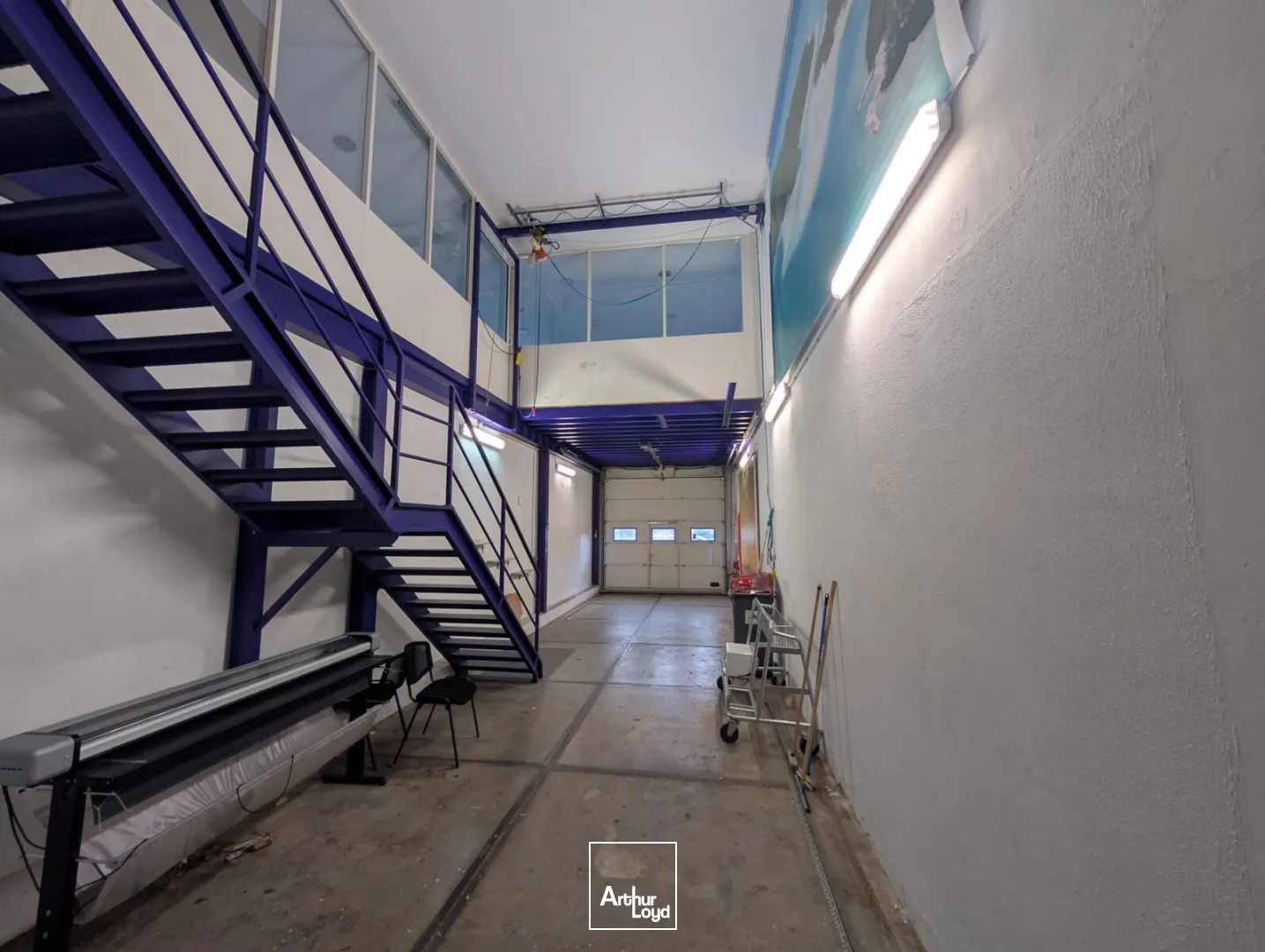 CELLULE D'ACTIVITÉ AVEC BUREAUX À VENDRE