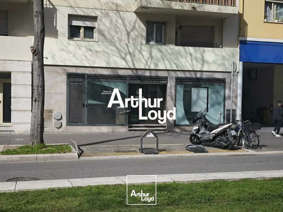 VENTE LOCAL COMMERCIAL195 M² + 1 PARKING EN SOUS SOL EMPLACEMENT N°1