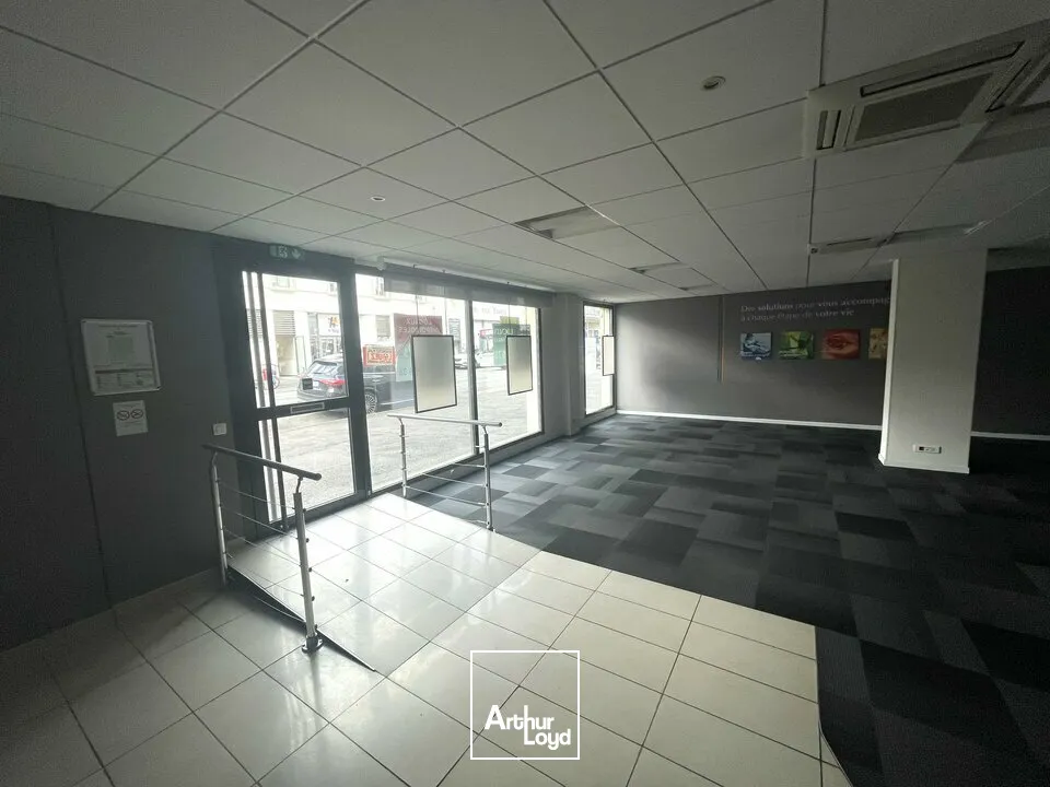 Local professionnel d'environ 149 m² à acheter à Poitiers  Visibilité exceptionnelle et accessibilité Gare TGV