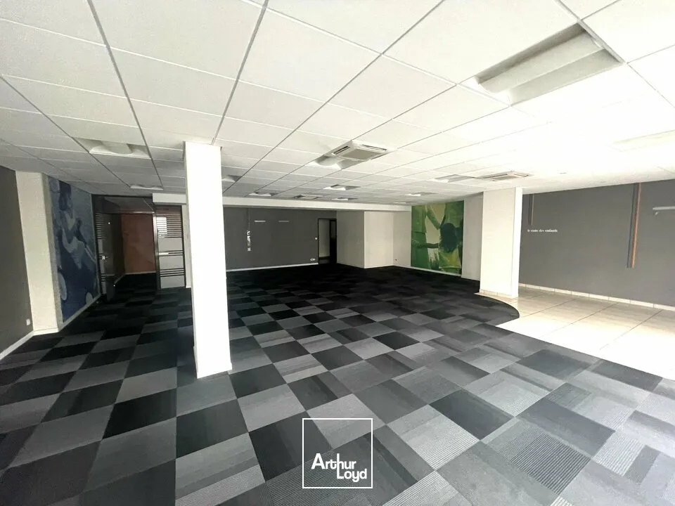 Local professionnel d'environ 149 m² à acheter à Poitiers  Visibilité exceptionnelle et accessibilité Gare TGV