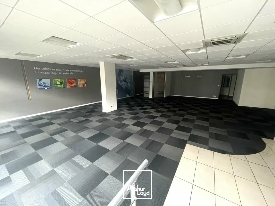 Local professionnel d'environ 149 m² à acheter à Poitiers  Visibilité exceptionnelle et accessibilité Gare TGV