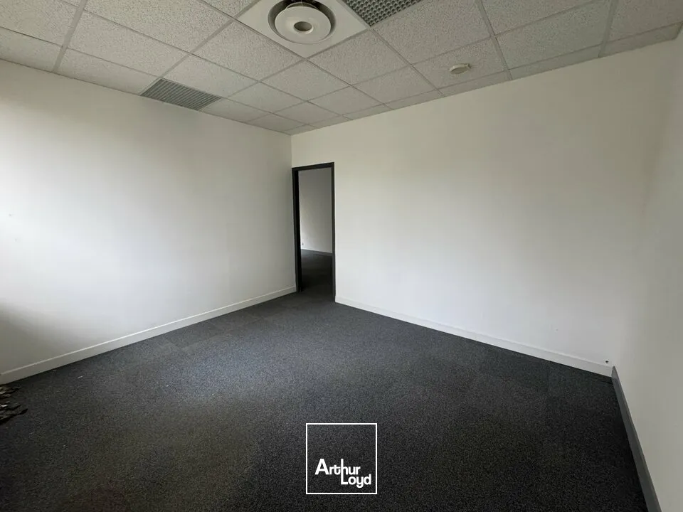 TOURS NORD BUREAUX A LOUER 64 M² 2 PARKINGS PROCHE ECHANGEUR A10 VISIBILITÉ D910