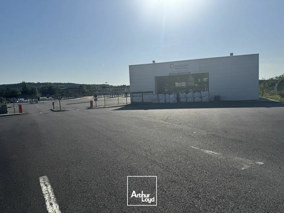 YZEURES-SUR-CREUSE BÂTIMENT D'ACTIVITES A VENDRE 1 052 M² TERRAIN 13 458 M²