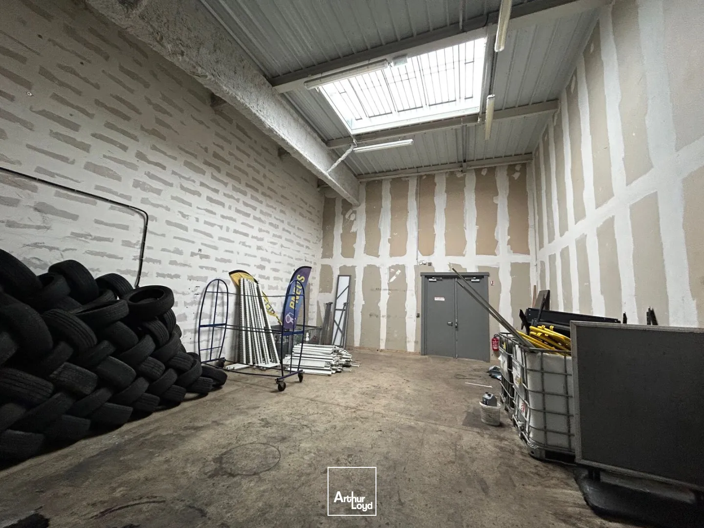 LOCAL COMMERCXIAL A LOUER - 370 M2 - LAON-CHAMBRY