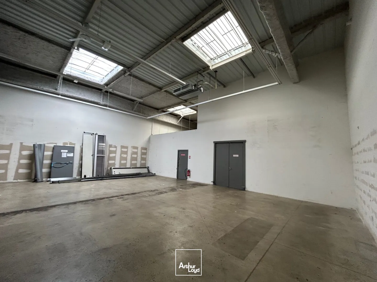 LOCAL COMMERCXIAL A LOUER - 370 M2 - LAON-CHAMBRY