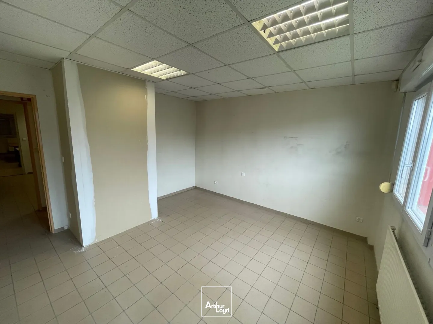 A LOUER LOCAL D'ACTIVITE 317 M2 JAUX ZC CAMPS DU ROY