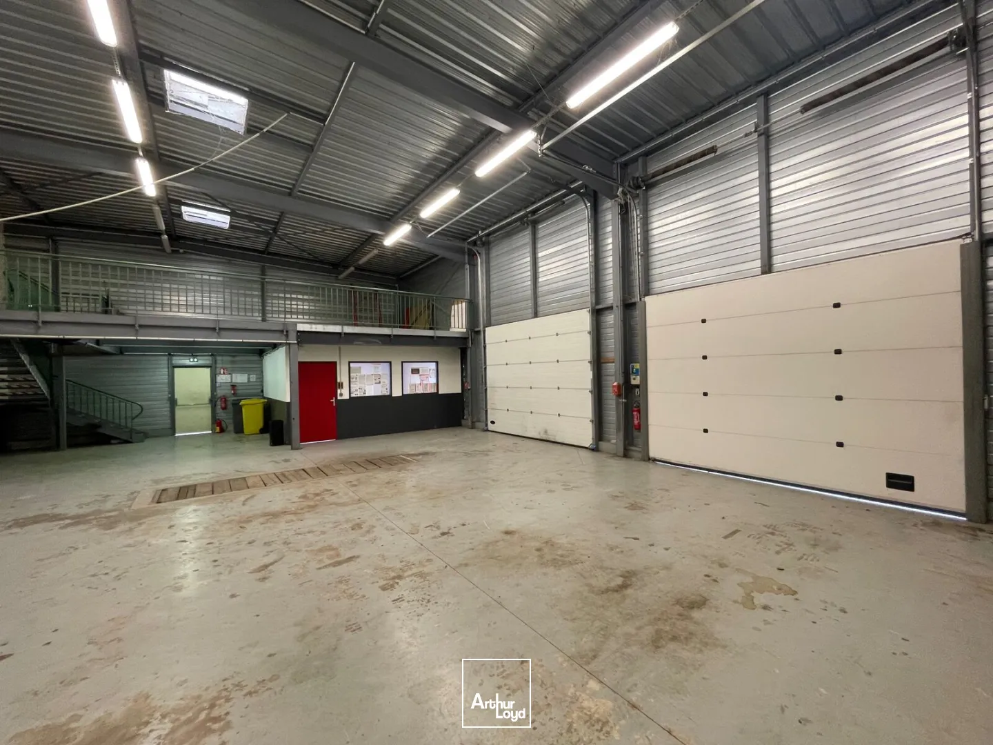 A LOUER LOCAL D'ACTIVITE 317 M2 JAUX ZC CAMPS DU ROY