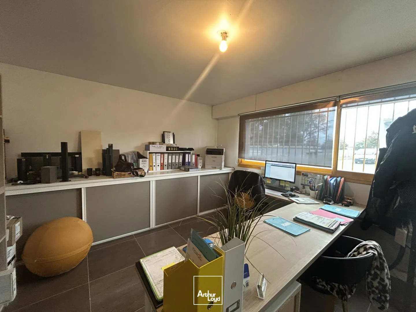 A LOUER - STOCKAGE - BUREAUX - ZONE ACTIVITES - PONTCHATEAU - 600 :2 - 300 m2