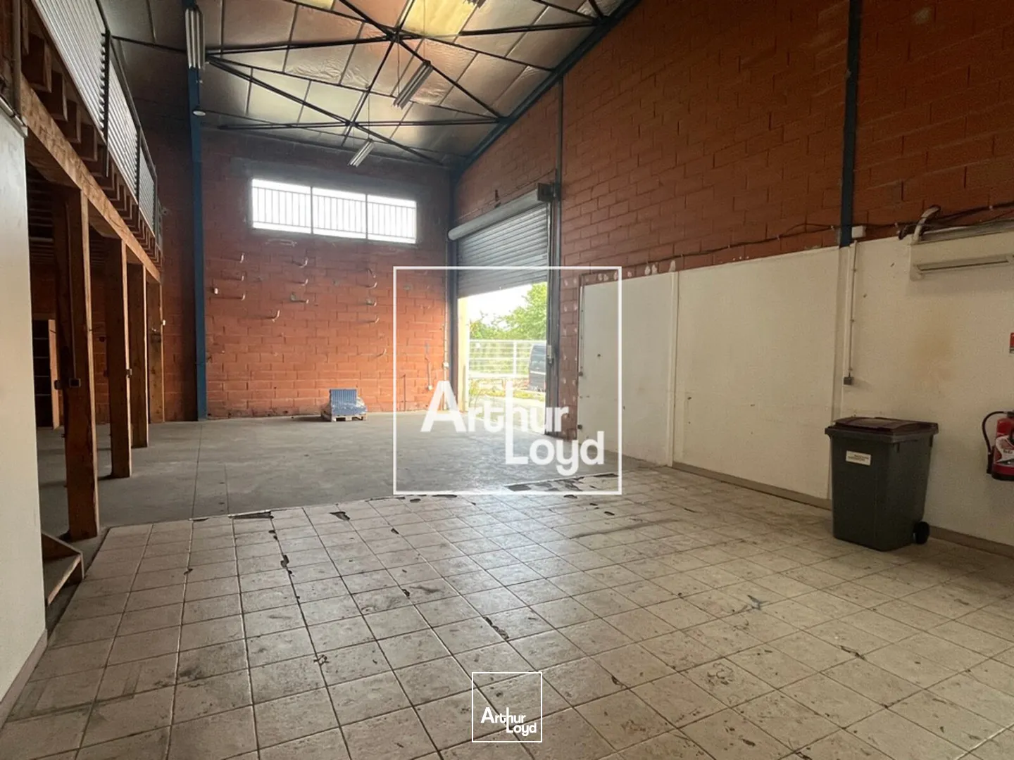 LOCAUX D'ACTIVITÉS AVEC VITRINE - À LA LOCATION - TOULOUSE ST ORENS