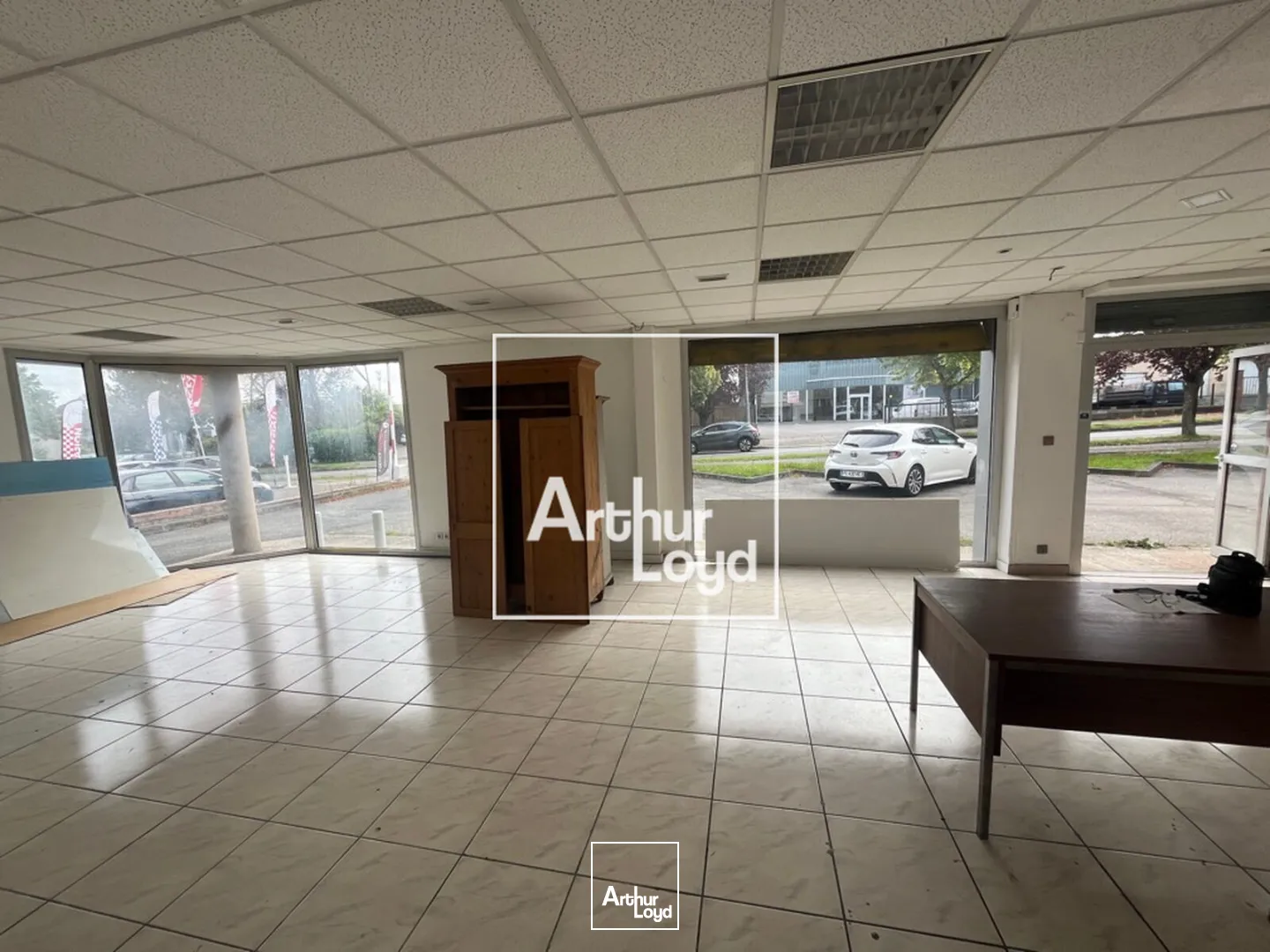 LOCAUX D'ACTIVITÉS AVEC VITRINE - À LA LOCATION - TOULOUSE ST ORENS