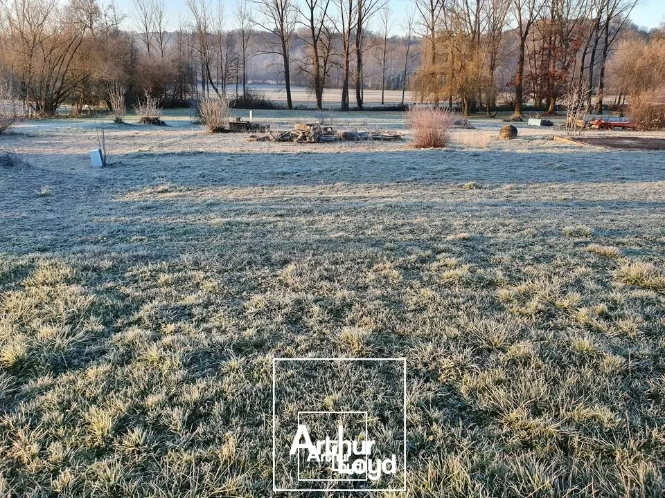 Terrain de 10 959M² divisible sur un emplacement n°1 a l'entrée d'OBJAT desservie par la départementale la plus fréquentée du département.