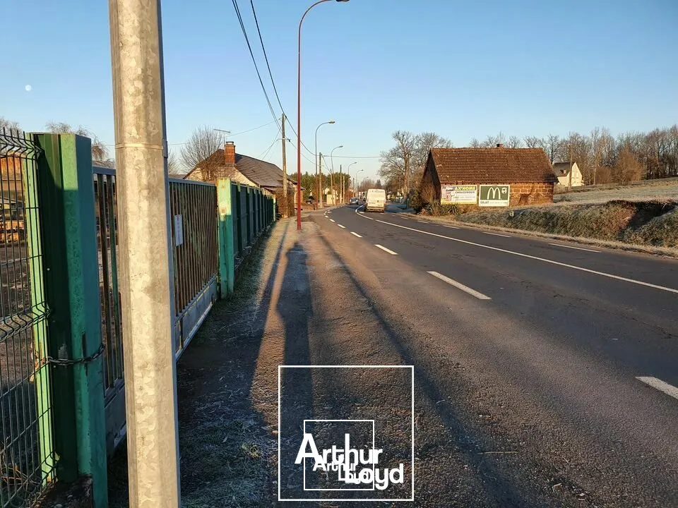 Terrain de 10 959M² divisible sur un emplacement n°1 a l'entrée d'OBJAT desservie par la départementale la plus fréquentée du département.