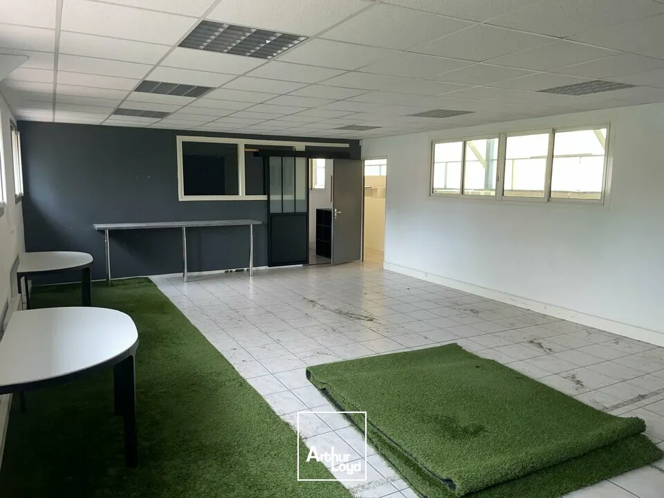 LOCAL D'ACTIVITÉ DE 376M² À LA LOCATION  MONTAIGU-VENDÉE 