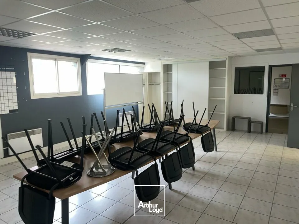 LOCAL D'ACTIVITÉ DE 376M² À LA LOCATION  MONTAIGU-VENDÉE 