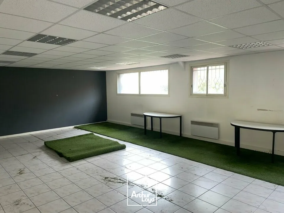 LOCAL D'ACTIVITÉ DE 376M² À LA LOCATION  MONTAIGU-VENDÉE 