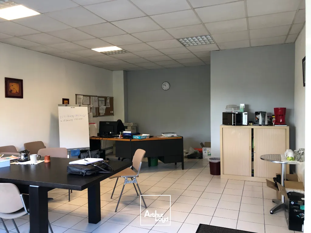 LOCATION BUREAUX + ENTREPOT PROCHE AVENUE DE PARIS NIORT 210 m2
